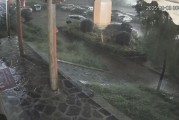 山洪爆发致甘肃榆中一河道涨水3米，监控拍下洪水冲走10余辆汽车，1分钟清空停车场