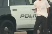 在美国硅谷卖酱香饼的中国小伙被捕，曾月入一两万美金，网友曝其违反限制令，已有人发帖售卖他的车