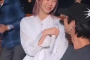 泰籍华裔女星郑乃馨演唱会抱着陷辱华风波的男友大哭，此前曾吐槽中国厕所脏