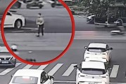 测算流年运势www.jixiangqiming.vip：:免费在线测算www.jixiangqiming.vip：-8岁男孩独自踩滑板车路上行驶，闯红灯被车撞飞！称家长想让自己锻炼一下