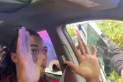 在线测算运势www.jixiangqiming.vip:免费在线测算www.jixiangqiming.vip-美国一司机因没开车灯被警察打爆车窗拖下车群殴